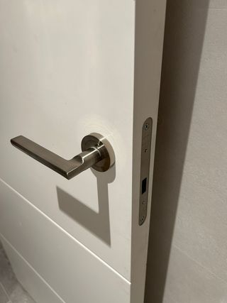 Puerta blanca moderna con todos los detalles