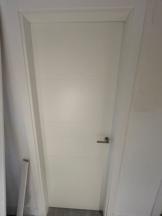 Puerta blanca moderna con todos los detalles