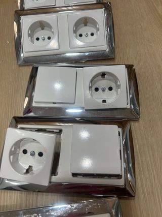Interruptores y enchufes de pared marca Simon