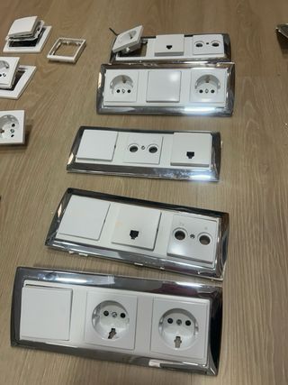 Interruptores y enchufes de pared marca Simon