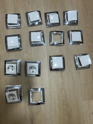 Interruptores y enchufes de pared marca Simon