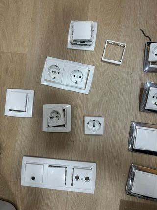 Interruptores y enchufes de pared marca Simon