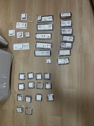 Interruptores y enchufes de pared marca Simon