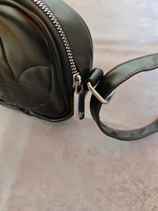 Bandolera Adidas Negra Logo Relieve