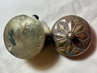 Caja redonda. Decorada con Piedras.