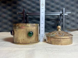 Caja redonda. Decorada con Piedras.