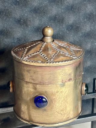 Caja redonda. Decorada con Piedras.