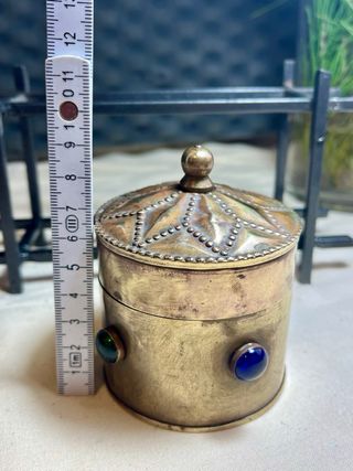 Caja redonda. Decorada con Piedras.