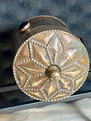 Caja redonda. Decorada con Piedras.