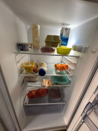 Nevera con pegatinas de marcas