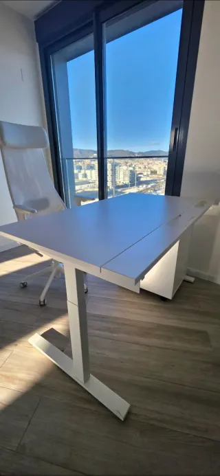 Mesa, silla y mesita de oficina blanca