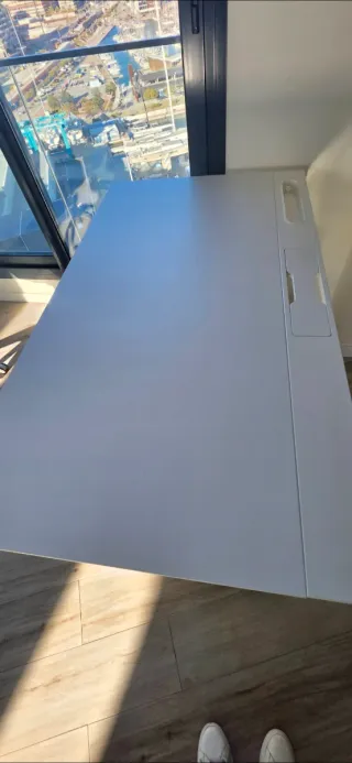 Mesa, silla y mesita de oficina blanca