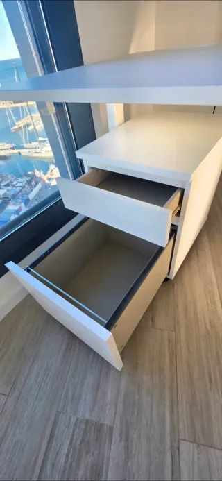 Mesa, silla y mesita de oficina blanca