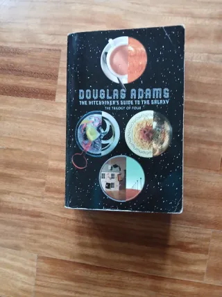 Libro Douglas Adams Guía del Autoestopista