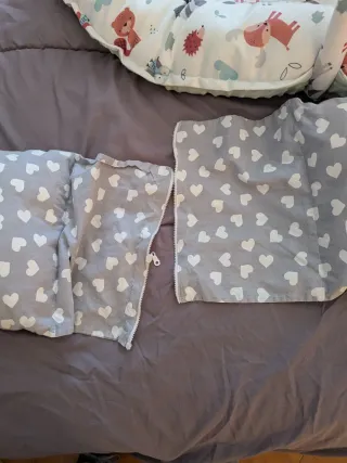 Almohada de embarazo gris con corazones blancos