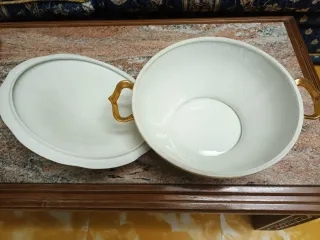 Sopera porcelana blanca y dorada