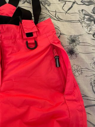 Pantalón de esquí infantil con tirantes.