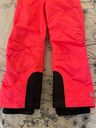 Pantalón de esquí infantil con tirantes.