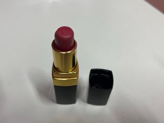 Pintalabios Chanel Negro y Dorado, color rosado