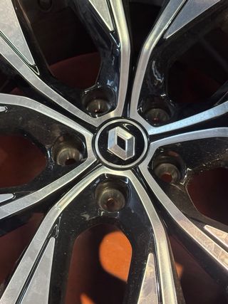 Llanta Renault Captur R17 215/60H Continental