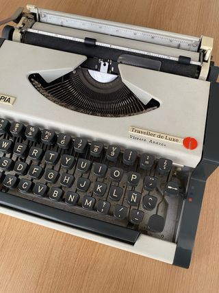 Máquina de escribir Olympia Traveller de Luxe