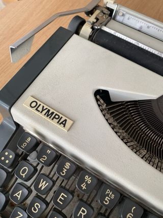 Máquina de escribir Olympia Traveller de Luxe