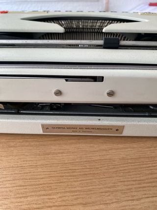 Máquina de escribir Olympia Traveller de Luxe