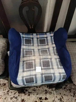 Silla elevadora azul y a cuadros