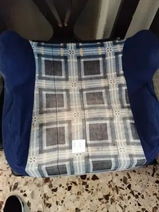 Silla elevadora azul y a cuadros