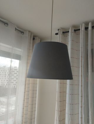 Lámpara de tela gris