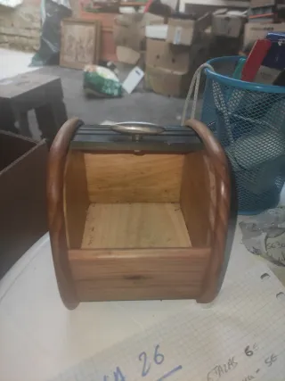 Cajita de madera con puerta persiana c26