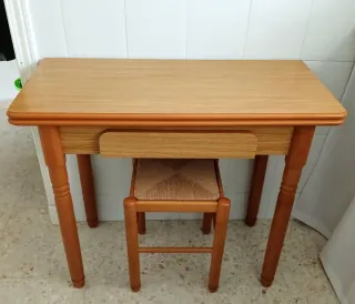 Mesa de cocina extensible con taburete