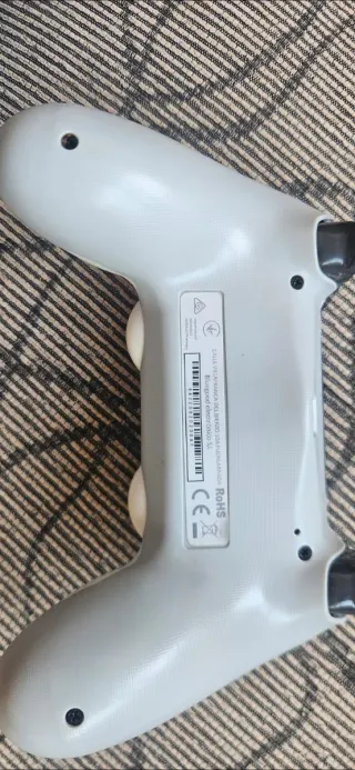 Consola PS4 Blanca + 2 Mandos, 1 original