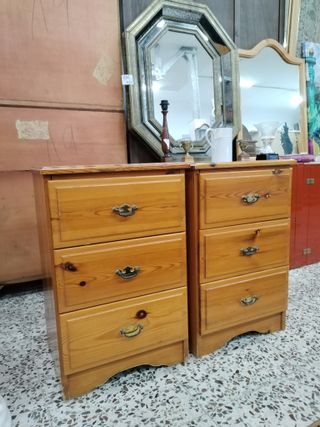 PAREJA DE MESITAS DE PINO