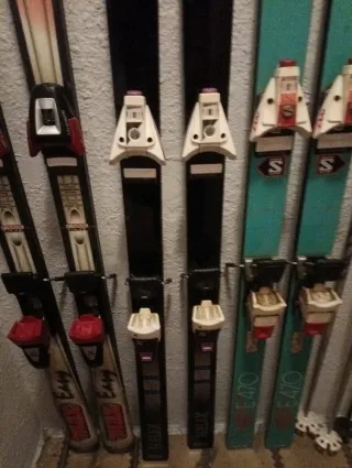 Esquís + bastones + botas + gafas