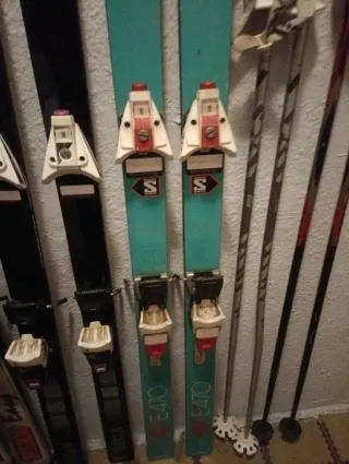 Esquís + bastones + botas + gafas