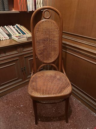 Silla de madera y ratán estilo Thonet