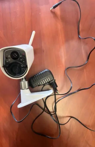 Cámara de vigilancia blanca con adaptador