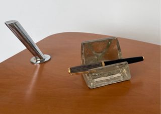 Soporte antiguo para plumas de cristal