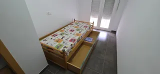 Cama individual 90 x 1,90 cm con cajones.