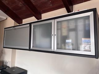 Mesa de Oficina Negra con accesorios.