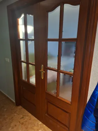 Puerta de madera con cristal