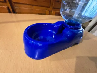 Bebedero para perros azul