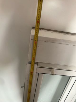 Ventana pvc blanca oscilobatiente con persiana