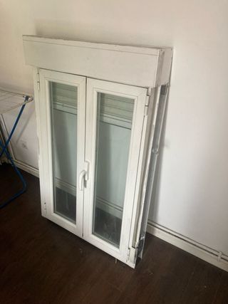 Ventana pvc blanca oscilobatiente con persiana