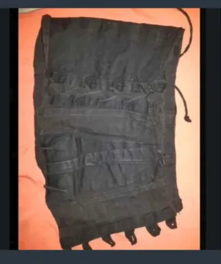 Muy antiguas. Corsé negro y braguitas de ganchillo