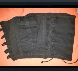 Muy antiguas. Corsé negro y braguitas de ganchillo