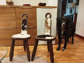 Banquetas rústicas de cuero y madera