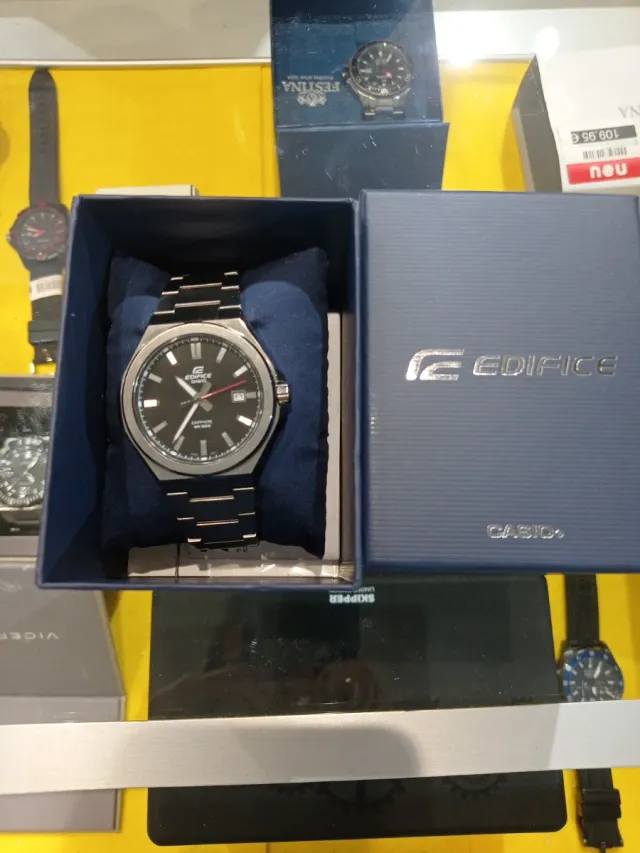 Reloj Casio Edifice Negro y Plateado