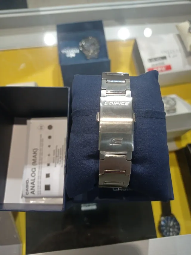 Reloj Casio Edifice Negro y Plateado